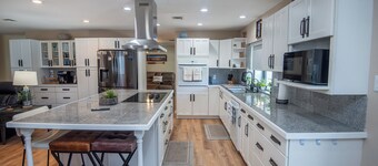 Chic 4-Bed Postmodern: Arizona Getaway for your family/group