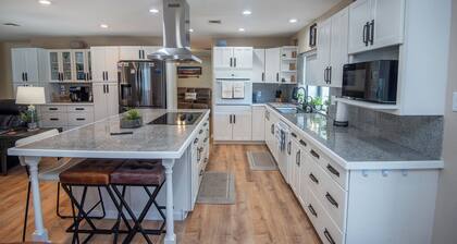 Chic 4-Bed Postmodern: Arizona Getaway for your family/group