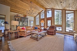 TV, fireplace, books - Serene Ski Retreat w/Elkhorn in SV amenity pass! (Sun Valley)