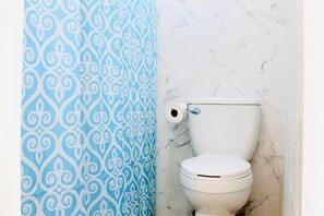 Shower, hair dryer, towels, soap - La Ruta del Oeste, minutes away from the best beaches in Puerto Rico. Excellent (Aguadilla)