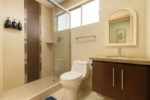 Hair dryer, towels, soap, toilet paper - Totems City Home: Modern, Safe and Well Located (Cuenca)