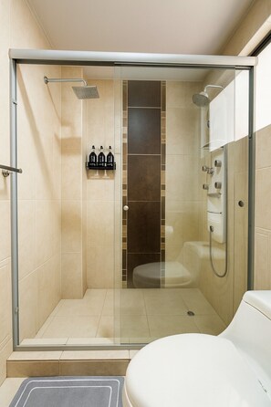 Sèche-cheveux, serviettes fournies, savon, papier toilette