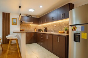 Private kitchen - Totems City Home: Modern, Safe and Well Located (Cuenca)