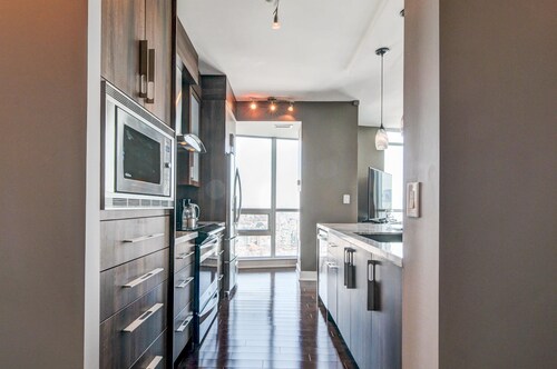 Stunning Penthouse Retreat with Epic Lake & CN Tower Views – Your Dream Toronto