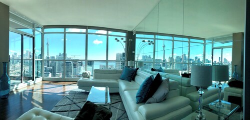 Stunning Penthouse Retreat with Epic Lake & CN Tower Views – Your Dream Toronto