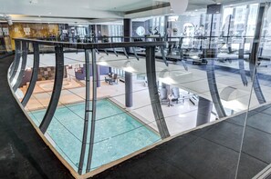 Innendørsbasseng og et oppvarmet basseng