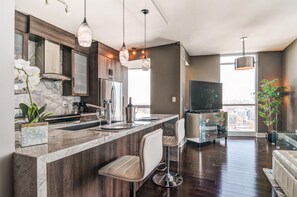 Mikrobølgeovn, ovn, kokeplater og oppvaskmaskin