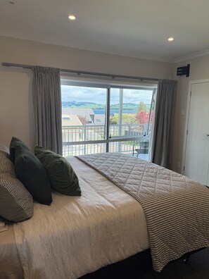 4 عدّة غرف نوم ومكواة/لوح كي وواي فاي وملاءات أسرّة