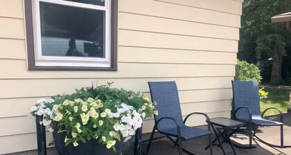 Charming house near hospital/ymca with wireless internet & firepit in St. Cloud.