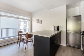 Réfrigérateur, four à micro-ondes, un four, surface de cuisson