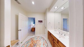 Regadera, secadora de cabello, toallas, jabón