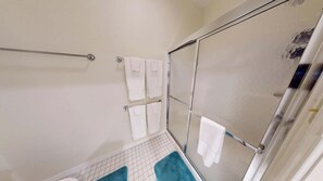 Regadera, secadora de cabello, toallas, jabón