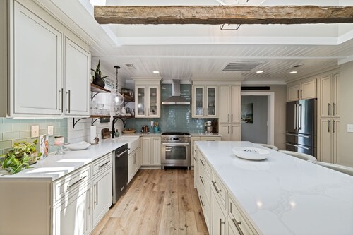 One Block From Beach With Pool and King Beds Newly Remodeled Property, RELAX