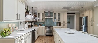 One Block From Beach With Pool and King Beds Newly Remodeled Property, RELAX