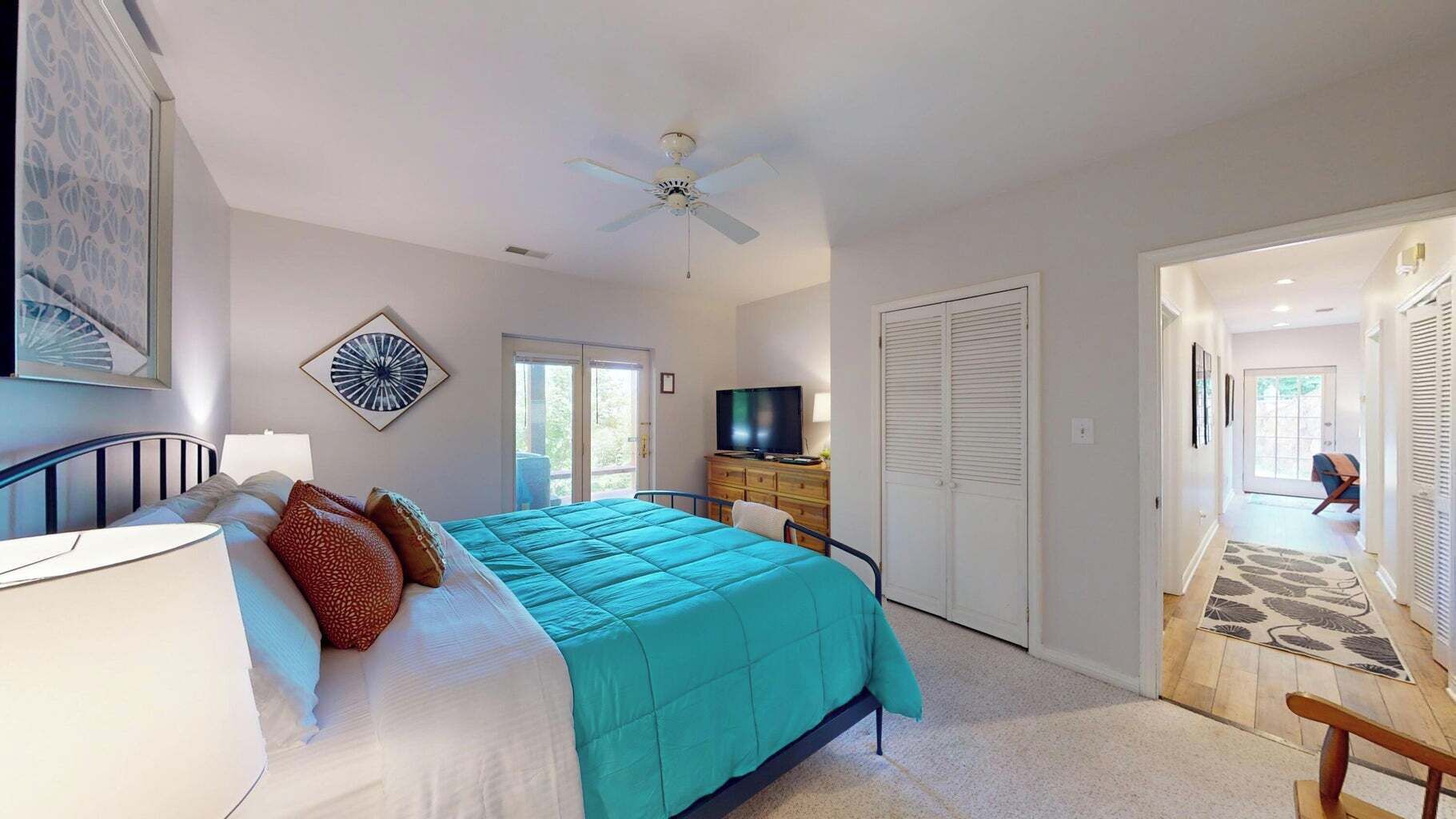 5 bedrooms, iron/ironing board, WiFi, bed sheets