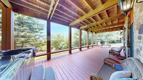 Beautiful 4-bedroom chalet with Amazing Western Terrace View  SKI IN/OUT HOT TUB