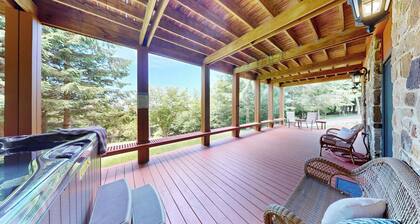Beautiful 4-bedroom chalet with Amazing Western Terrace View SKI IN/OUT HOT TUB