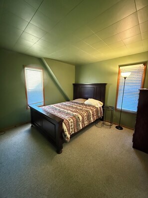 4 bedrooms, iron/ironing board, free WiFi, bed sheets