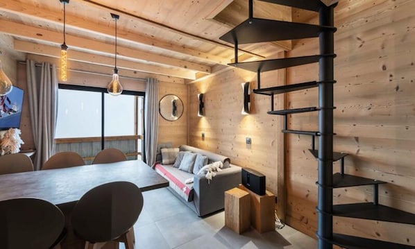 Interior - Olympics 720 (Les Belleville)