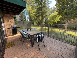 Outdoor dining - Catalina Cove-From Door to Shore in 2 Minutes (Nelson Bay)
