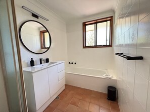 Bathroom - Catalina Cove-From Door to Shore in 2 Minutes (Nelson Bay)