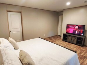 3 bedrooms, desk, iron/ironing board, free WiFi