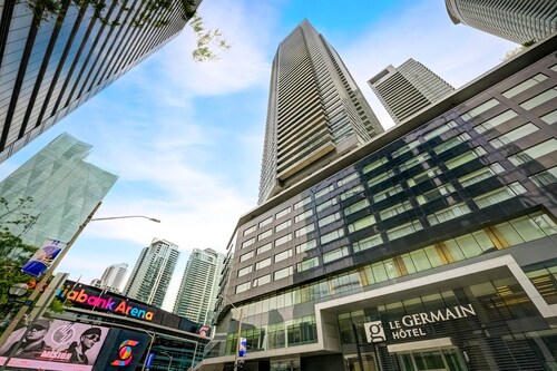 Stunning Penthouse Retreat with Epic Lake & CN Tower Views – Your Dream