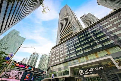 Stunning Penthouse Retreat with Epic Lake & CN Tower Views – Your Dream