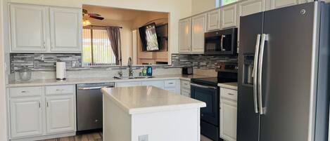 ثلاجة، ميكروويف، فرن، موقد طهي مسطح