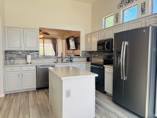 Refrigerador, microondas, horno y parrilla de estufa 