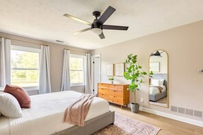 4 slaapkamers, een bureau, een strijkplank/strijkijzer, reisbedje