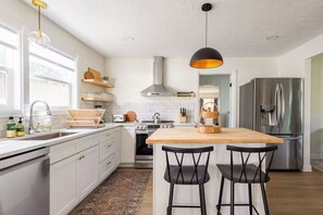 Een koelkast, een microgolfoven, een oven, een kookplaat