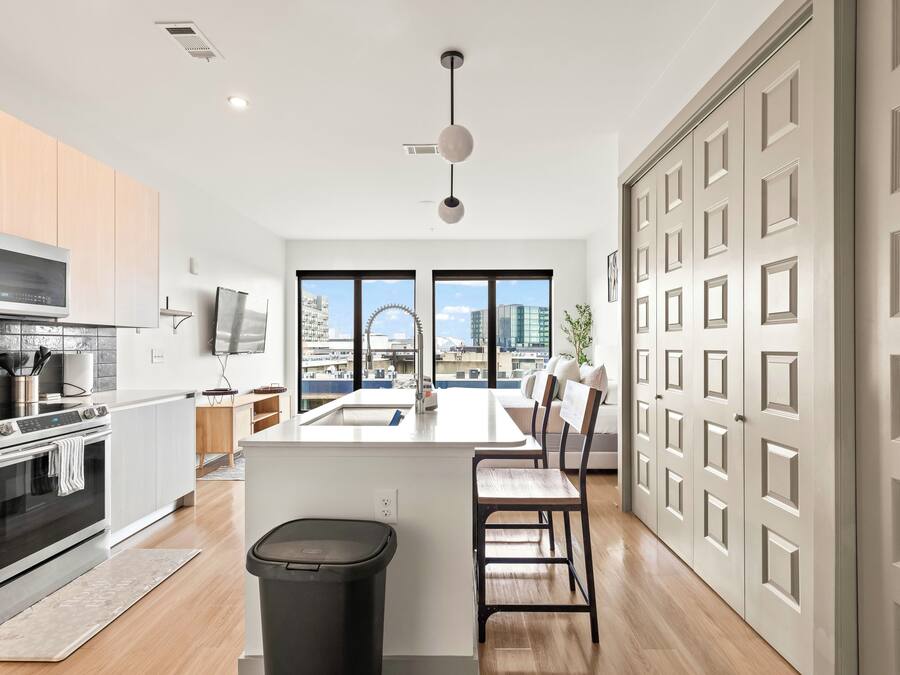 Full-size fridge, microwave, oven, stovetop