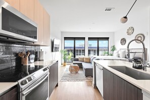 Appartamento, vista città | Cucina privata | Frigorifero con congelatore, microonde, forno, piano cottura