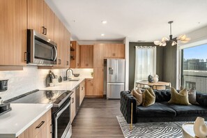 Kjøleskap, mikrobølgeovn, ovn og kokeplater