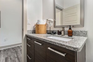 Sèche-cheveux, serviettes fournies, savon, shampoing