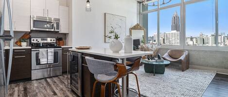 Réfrigérateur, micro-ondes, four, plaque de cuisson