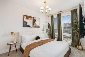 Skrivebord, strykejern/-brett, wi-fi (inkludert) og sengetøy