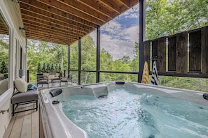 Outdoor spa tub - Prime Location+Game Rm+Hot Tub+Mountain View+XBox (Sevierville)
