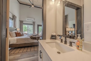 Hair dryer, towels, soap, toilet paper - Prime Location+Game Rm+Hot Tub+Mountain View+XBox (Sevierville)