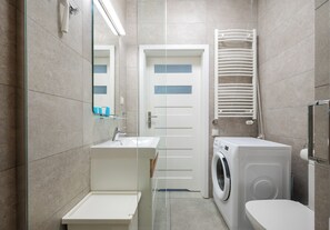 Shower, hair dryer, towels - Metro Wierzbno Inviting Apartment (Warszawa)
