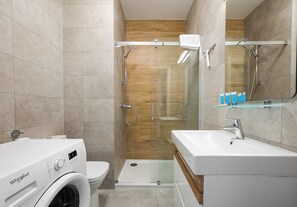 Shower, hair dryer, towels - Metro Wierzbno Inviting Apartment (Warszawa)