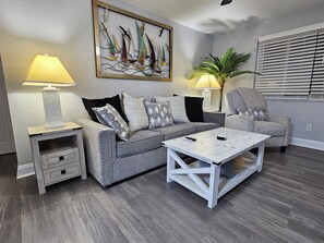 Smart TV - Seaside Serenity-Tranquil Beachside 2-bedroom home in beautiful Ormond-By-Sea (Ormond Beach)