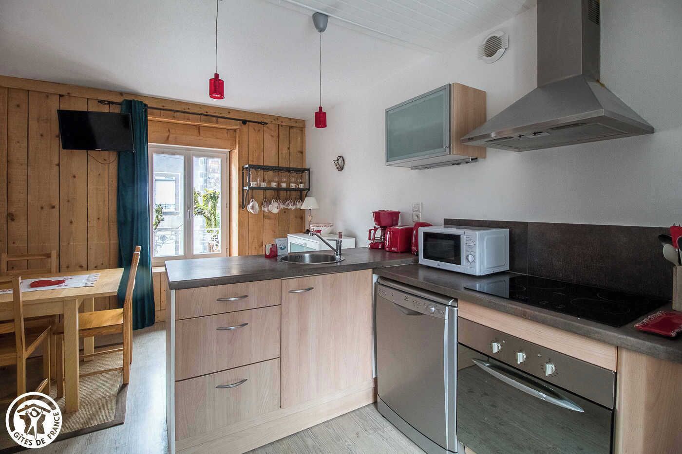 Een koelkast, een microgolfoven, een oven, een vaatwasser