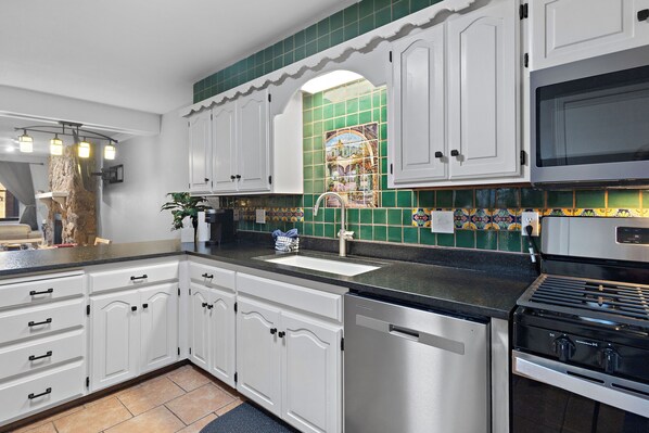 ثلاجة، ميكروويف، فرن، موقد طهي مسطح