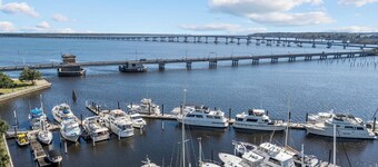 Downtown New Bern Retreat • Full Kitchen & WiFi