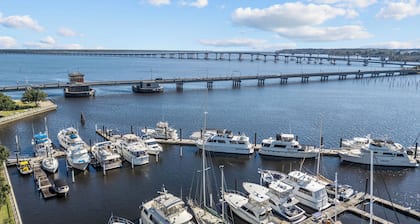 Downtown New Bern Retreat • Full Kitchen & WiFi