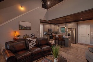 Smart TV, fireplace, books - NEW! Luxury Mountain View Cabin: Outdoor Fireplace w/ TV, Hot Tub (Morganton)