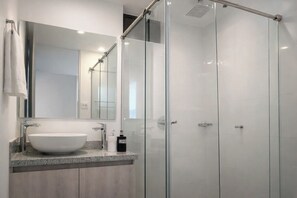 Chuveiro, secador de cabelo, toalhas de banho, sabonete