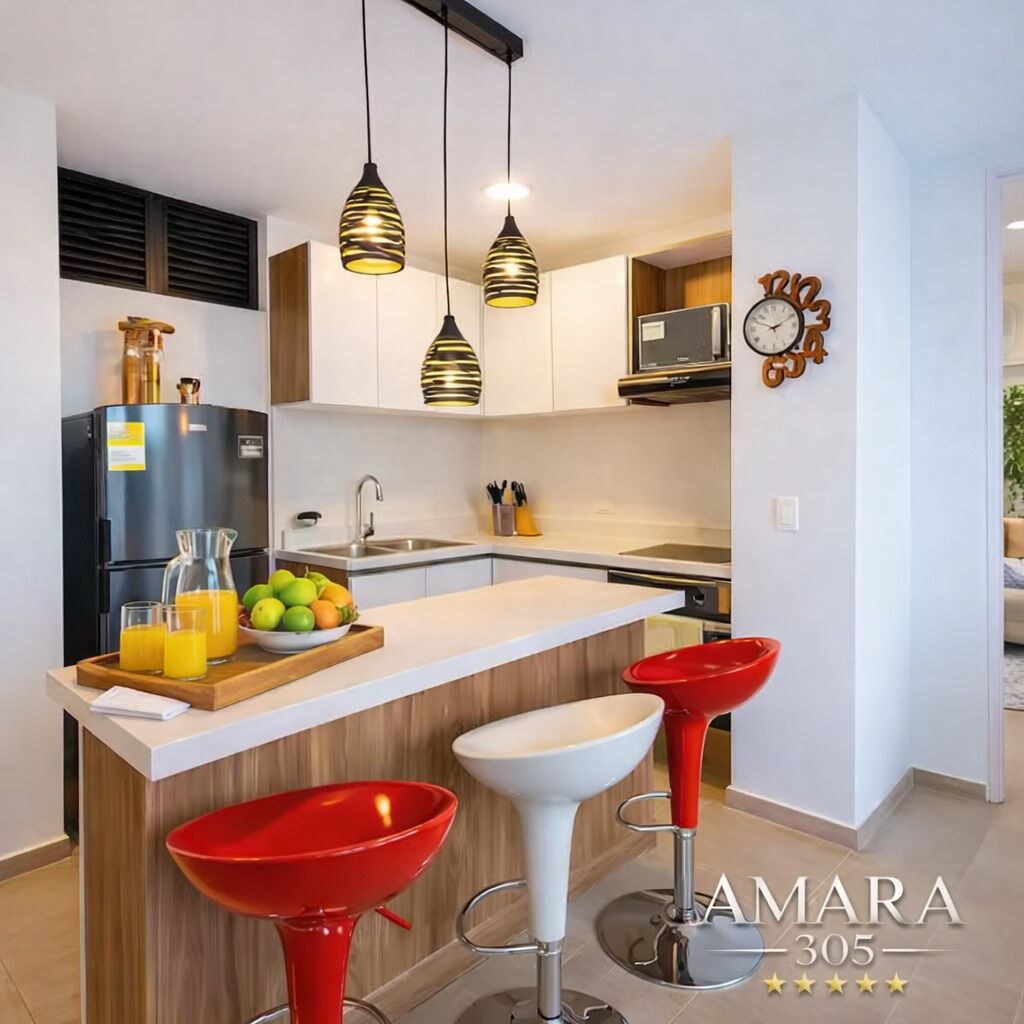 Een magnetron, een oven, een kookplaat, een koffiezetapparaat/waterkoker